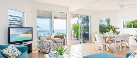 Smart TV, reproductor de DVD, libros, videoteca