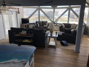 Smart-TV, DVD-Player, Bücher, Stereoanlage