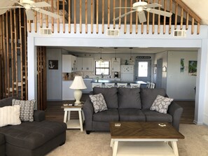 Älytelevisio, DVD-soitin, kirjoja, stereot