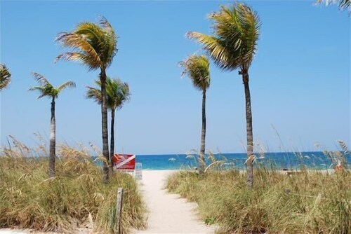 BY THE SEA VACATION VILLAS 4 BED/PRIVATE POOL/ WALK TO EVERYTHING. Amazing location!