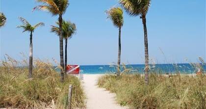 BY THE SEA VACATION VILLAS 4 BED/PRIVATE POOL/ WALK TO EVERYTHING. Amazing location!