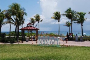 Children's area - BY THE SEA VACATION VILLAS 4 BED/PRIVATE POOL/ WALK TO EVERYTHING. Amazing location! (Lauderdale by the Sea)