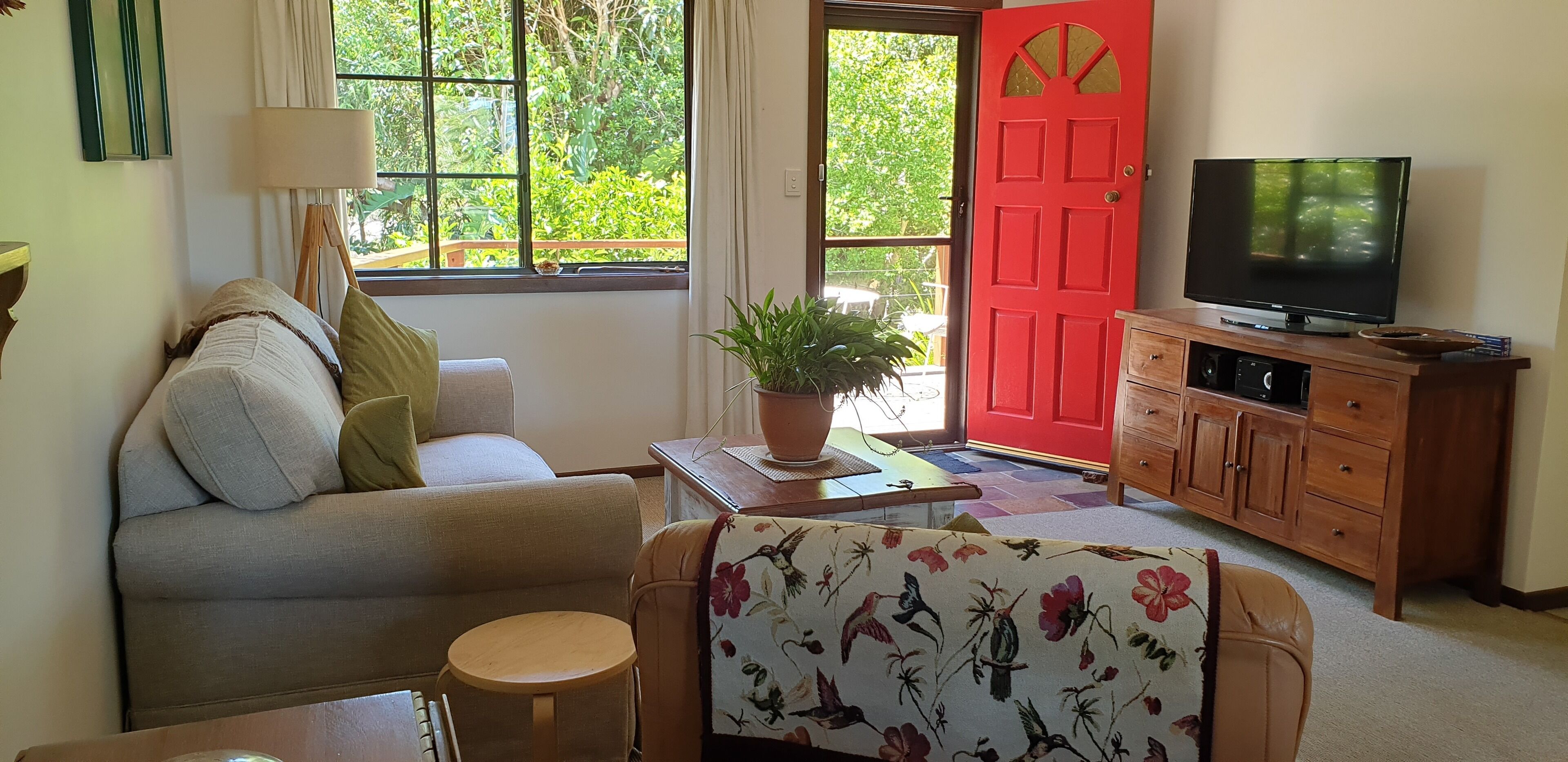 Fernseher, DVD-Player, Bücher, Stereoanlage