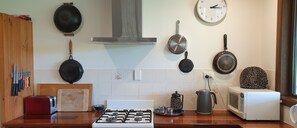 Frigorífico, microondas, horno y placa de cocina