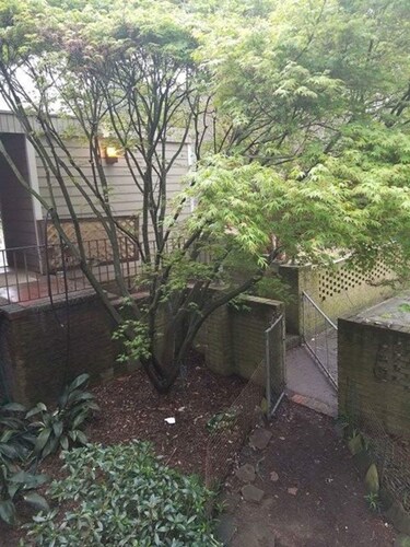 Private, cozy nook: Country Feel, City Access