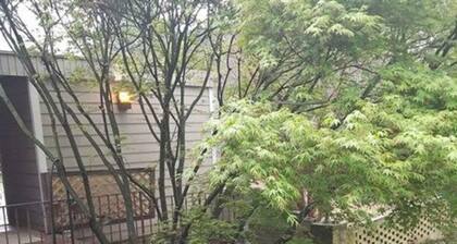 Private, cozy nook: Country Feel, City Access