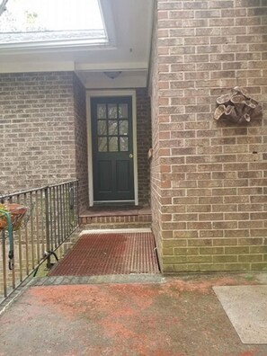 Exterior detail - Private, cozy nook: Country Feel, City Access (Martinez)