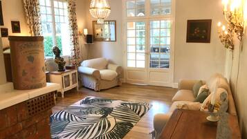 Télévision à écran plat, cheminée, jeux vidéo, lecteur de DVD