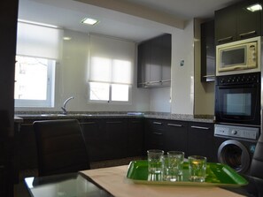 Kühlschrank, Mikrowelle, Wasserkocher mit Kaffee-/Teezubehör