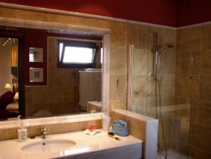 Combined shower/bathtub, hair dryer, towels, soap