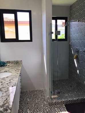 Exclusive House, 3 Bedrooms, Beach View, Beachfront | Bathroom | Shower, towels - Pacific View (Pedasí)