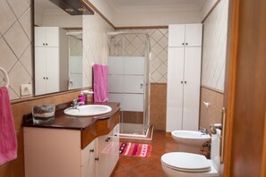 Combined shower/bathtub, hair dryer, bidet, towels - Nice and cozy house in rural surroundings (Los Realejos)