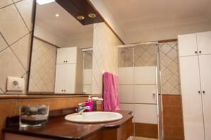 Duschwanne, Haartrockner, Bidet, Handtücher