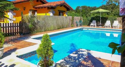 Haus mit eigenem Garten und Grill. Haustiere erlaubt. Gemeinsamer Pool