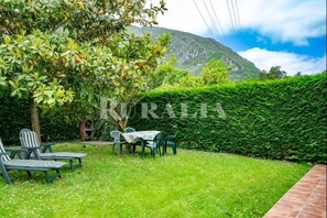 Outdoor dining - Mirando al Cuera (Yellow) - apartment with pool in Piedra (Llanes) (Quintana (Posada Llanes))