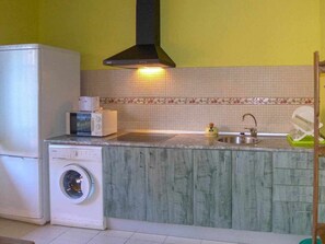 Réfrigérateur, micro-ondes, batterie de cuisine, vaisselle et ustensiles