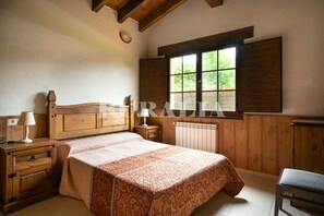 2 makuuhuonetta, silitysrauta/-lauta, vuodevaatteet