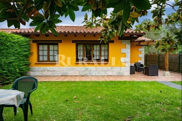 Outdoor dining - Mirando al Cuera (Yellow) - apartment with pool in Piedra (Llanes) (Quintana (Posada Llanes))