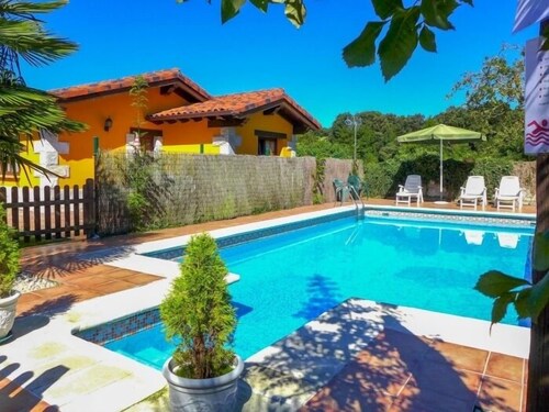 Haus mit eigenem Garten und Grill. Haustiere erlaubt. Gemeinsamer Pool