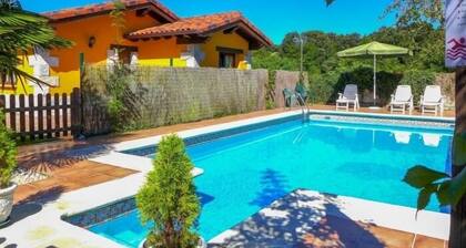 Maison avec jardin et barbecue privés. Animaux acceptés. Piscine commune