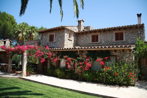 Exterior - Beautiful very quiet villa with pool, large terraces and a large garden. (Pollença)