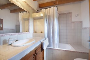 Kombinert dusj/badekar, hårføner, håndklær og toalettpapir
