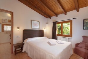 4 bedrooms, in-room safe, iron/ironing board, free WiFi - Beautiful very quiet villa with pool, large terraces and a large garden. (Pollença)