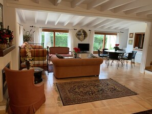 Smart TV, chimenea, reproductor de DVD y tenis de mesa 