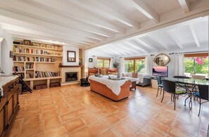 Interior - Beautiful very quiet villa with pool, large terraces and a large garden. (Pollença)