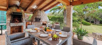 Beautiful very quiet villa with pool, large terraces and a large garden.