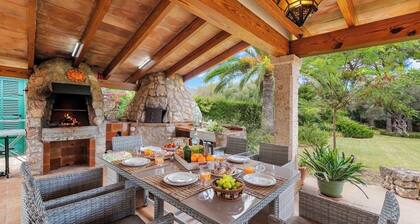 Beautiful very quiet villa with pool, large terraces and a large garden.