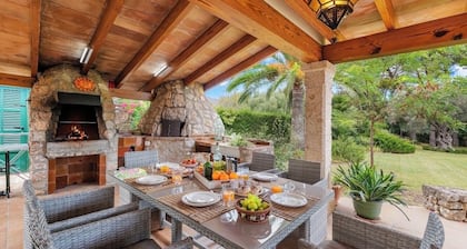 Schöne sehr ruhige Villa mit Pool, großen Terrassen und großem Garten.