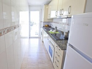 Fridge, microwave, oven, coffee/tea maker - APCOSTAS Villa De Madrid / Two Bedrooms (Blanes)