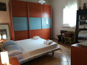 2 bedrooms, iron/ironing board, internet, bed sheets