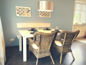 Dining - Large, bright, maritime design: FeWo "Strandhafer" - only 300m from the sea (Kuehlungsborn)