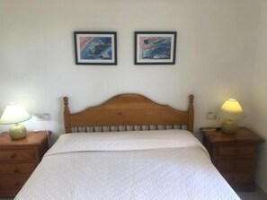 2 bedrooms, bed sheets - APCOSTAS El Faro / Two Bedrooms (Denia)