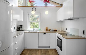 Réfrigérateur, plaque de cuisson, lave-vaisselle, cafetière/bouilloire