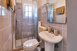 Dusche, Haartrockner, Handtücher, Toilettenpapier