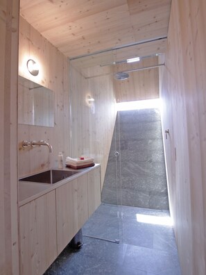 Gratis toiletartikelen, een haardroger, handdoeken