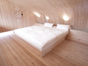 1 soveværelse, skrivebord, internetforbindelse, sengetøj