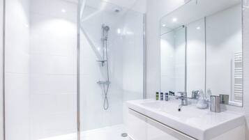 Douche, sèche-cheveux, serviettes fournies