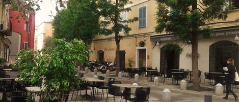 تناول الطعام بالخارج