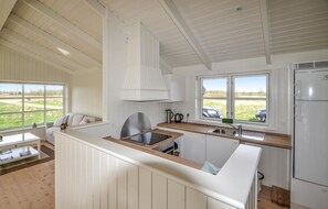 ثلاجة، موقد طهي مسطح، غسالة أطباق، ماكينة لصنع القهوة/الشاي