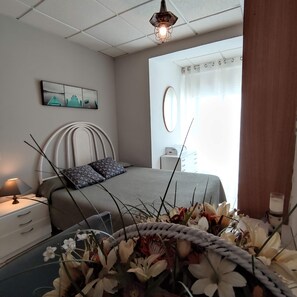 4 habitaciones, tabla de planchar con plancha y cuna de viaje 