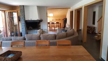 Smart TV, fireplace, DVD player, books