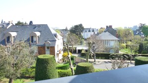 Een woonwijk met huizen, verzorgde hagen en een heldere lucht.