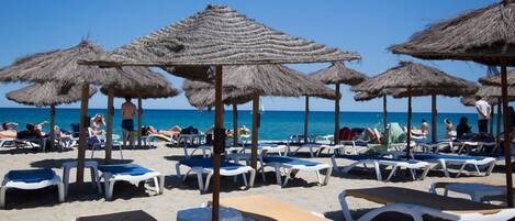 Plage à proximité, chaises longues