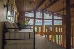 5 chambres, bureau, fer et planche à repasser, lit parapluie