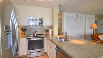 Een koelkast, een microgolfoven, een oven, een kookplaat