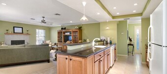 Denna skönhet är centralt belägen, med en uppvärmd pool och vattenfall! 